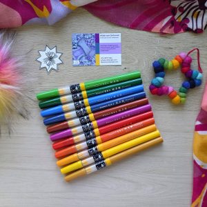 kuretake cambio tambien brush pen close-up op act2tangle tile kuretake cambio tambien brush pen zwart papier zentangle lijnen kuretake cambio tambien brush pen penseelpunt detail tekening met kuretake cambio tambien brush pen in zentangle stijl kleurverloop met kuretake cambio tambien brush pen op act2tangle tile kuretake cambio tambien brush pen in gebruik tijdens zentangle workshop kuretake cambio tambien brush pen medium punt met pigmentinkt artistieke lijnen getekend met kuretake cambio tambien brush pen