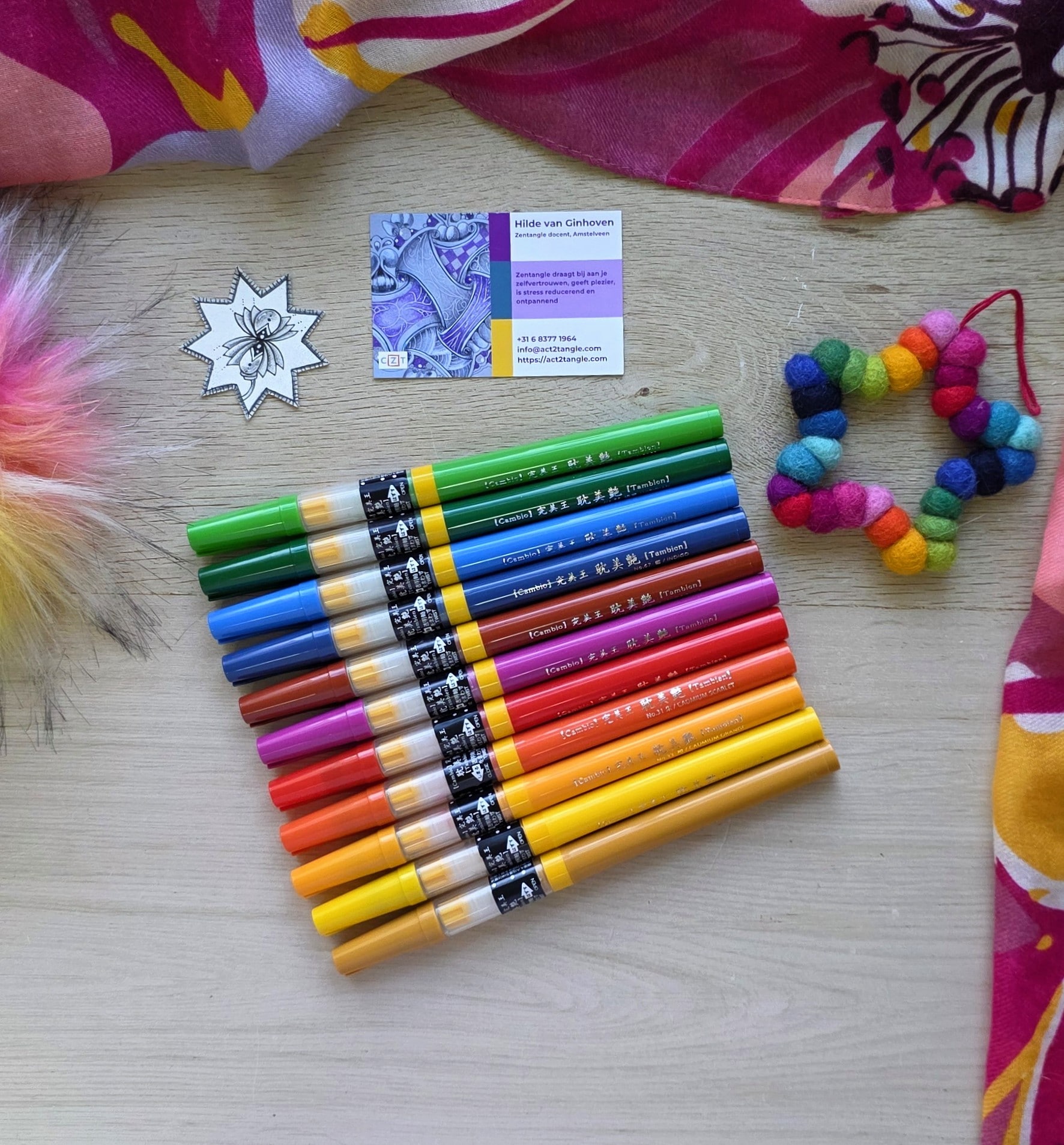 kuretake cambio tambien brush pen close-up op act2tangle tile kuretake cambio tambien brush pen zwart papier zentangle lijnen kuretake cambio tambien brush pen penseelpunt detail tekening met kuretake cambio tambien brush pen in zentangle stijl kleurverloop met kuretake cambio tambien brush pen op act2tangle tile kuretake cambio tambien brush pen in gebruik tijdens zentangle workshop kuretake cambio tambien brush pen medium punt met pigmentinkt artistieke lijnen getekend met kuretake cambio tambien brush pen