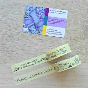 Zentangle washi tape met de quotes "Allow your pen to soothe your soul" en "Tangle your own conclusions" op gele achtergrond, naast ACT2Tangle visitekaartje